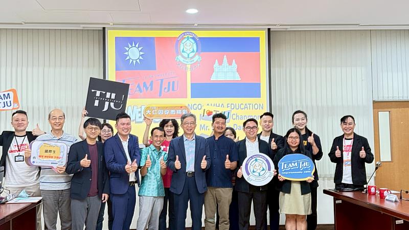 圖1、大仁科大校長與師長偕同柬埔寨貴賓合影