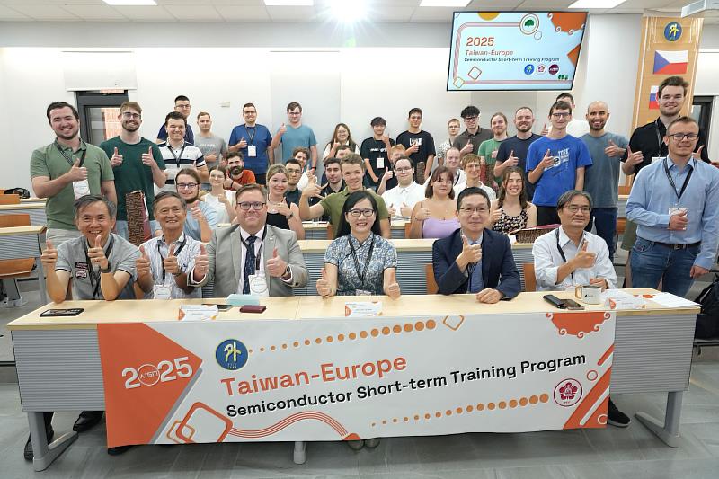 2025 臺歐半導體人才培育短期培訓計畫開幕活動大合照