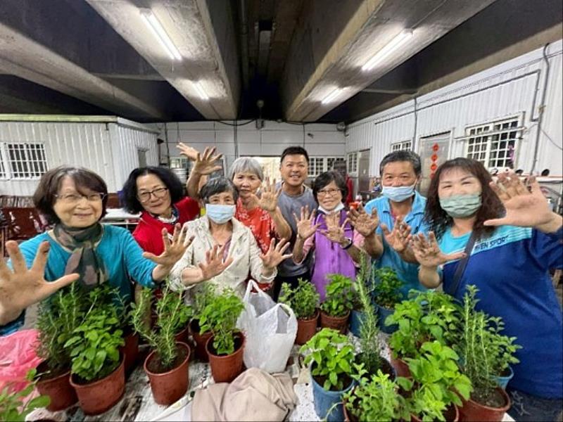 竹市府推出社區據點多元課程，提升志工們專業知識。