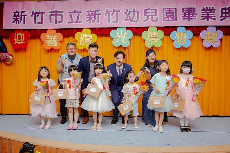 畢業生代表與代理市長邱臣遠及貴賓合影。