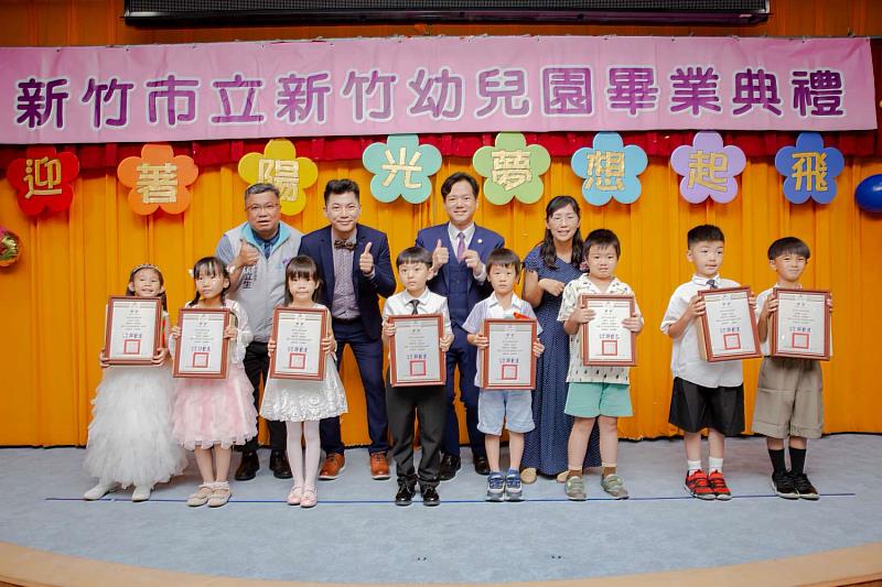 代理市長邱臣遠頒發市長獎並合影。