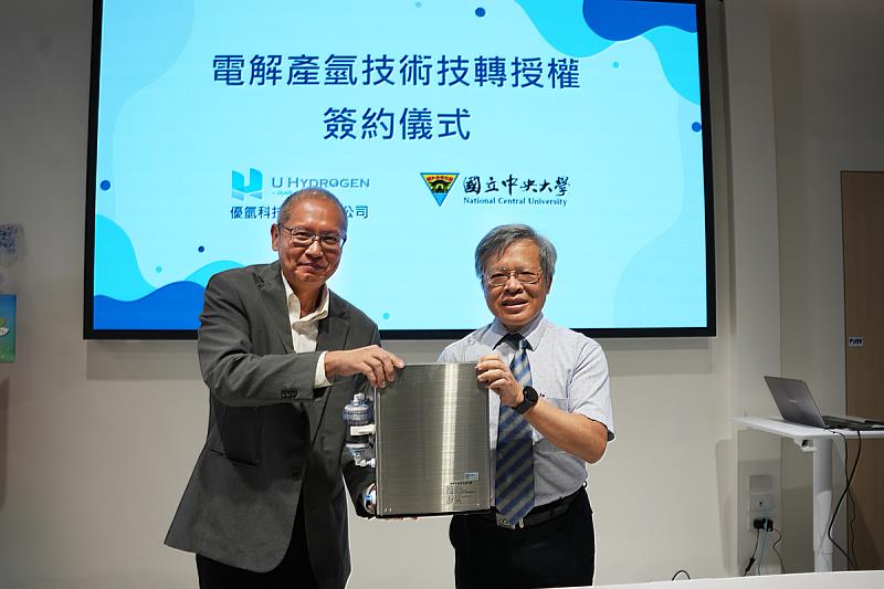 優氫科技公司捐贈中央大學氫水機，提供更安全、純淨的水源供使用。