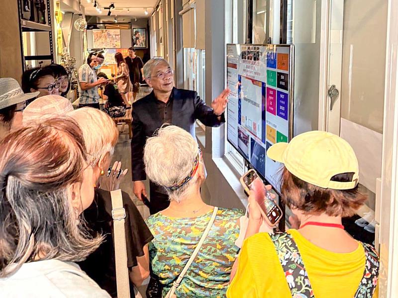 世新大學校長陳清河為參訪團介紹校內最具代表性的專業空間。(世新大學提供)