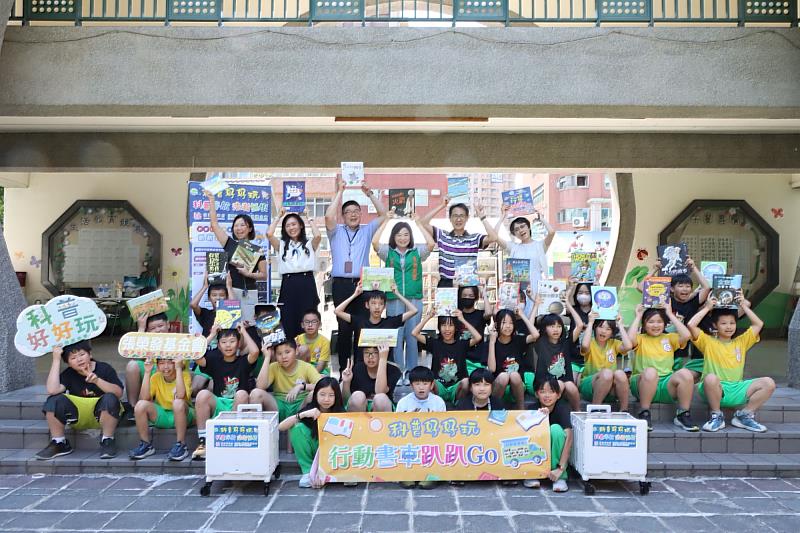 張榮發基金會連續三年贊助桃園市政府教育局「科普好好玩」專案,執行長鍾德美(中著綠背心)6月30日前往永順國小參與行動書車入校活動。