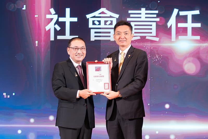 永慶房屋贊助時報金犢獎,以實際行動支持年輕學子,獲頒社會責任貢獻獎。