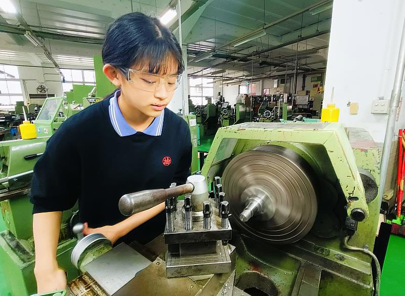 北分署與木柵高工合作培訓的工業機械職類選手張雨彤(左)勇闖全國技能競賽賽