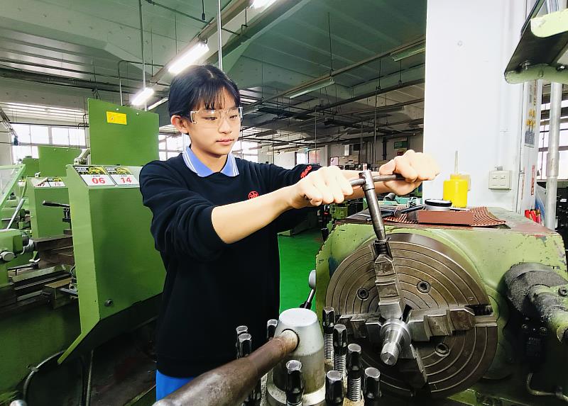 18歲技職女孩張雨彤挑戰工業機械職類勇闖全國賽，詮釋技職精神