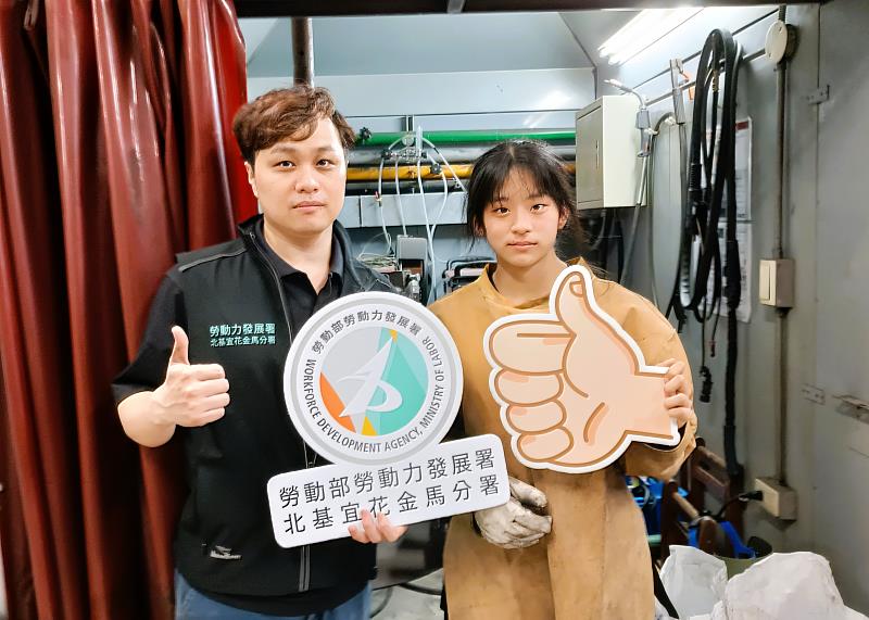 北分署與木柵高工合作培訓的工業機械職類選手張雨彤(右)挑戰全國技能競賽