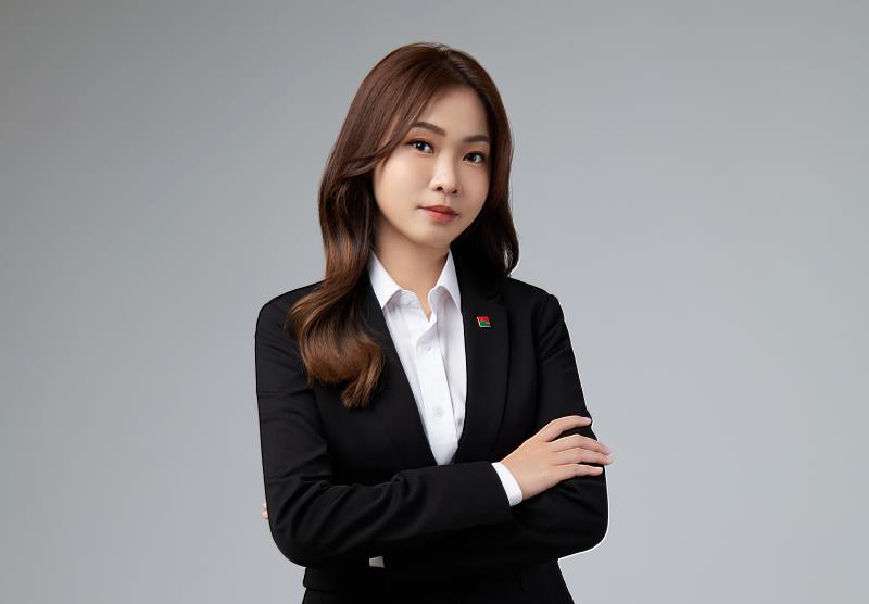 信義房屋北美術店專員葉依珊從美容師轉行當房仲，真誠待人獲得客戶肯定。
