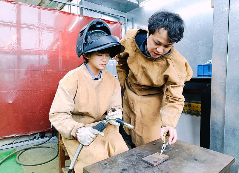 工業機械職類選手羽彤(左)，在北分署訓練師(右)指導下勇闖全國賽。圖為訓練師指導選手張羽彤半自動電銲
