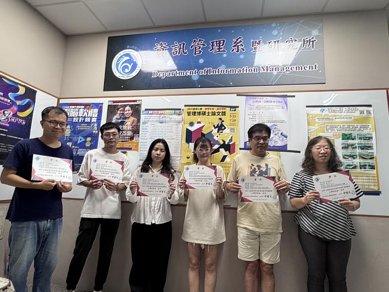 (右起)許蕙纓副教授、羅仕堂副教授與獲獎學生合影