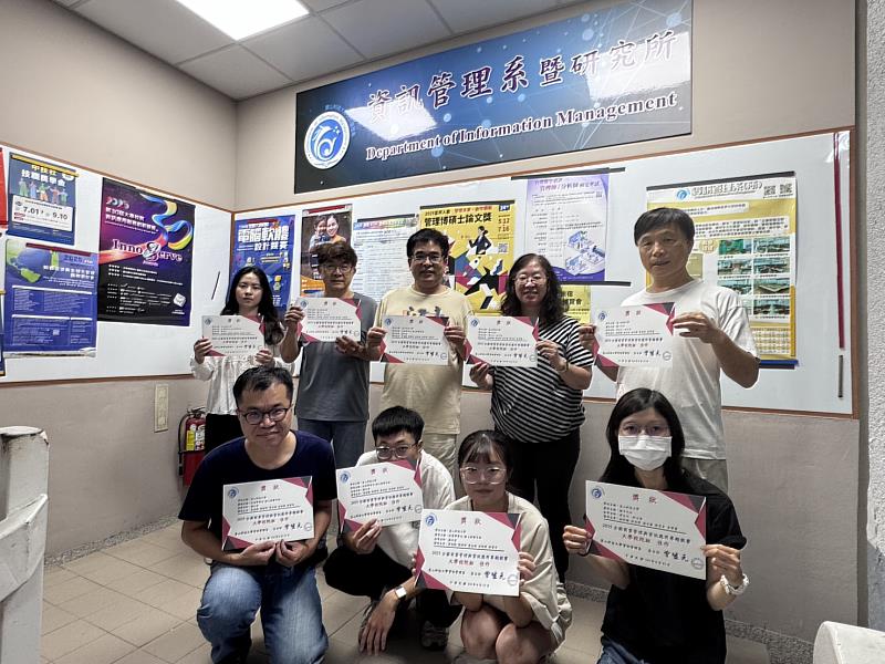 資管系曾生元主任(後排左2)與其他師長及獲獎同學合影