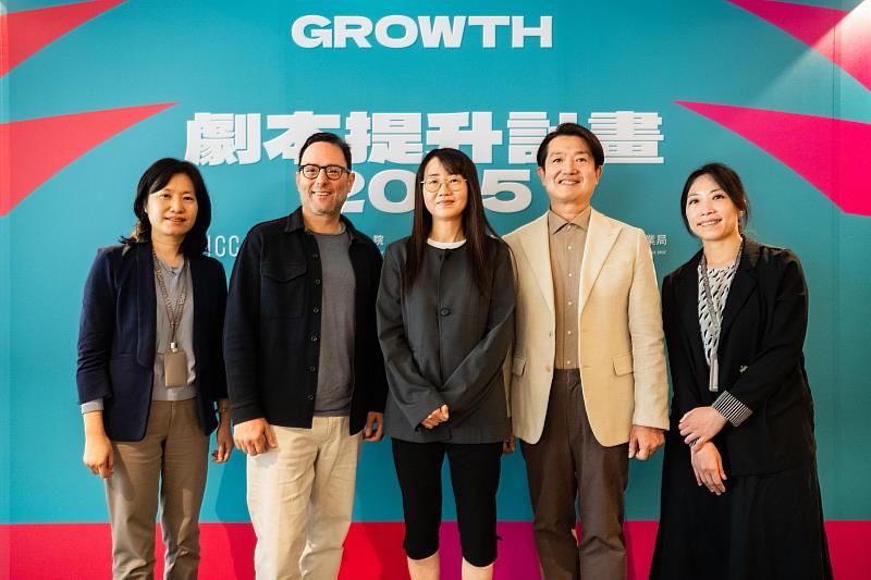 文策院代理院長胡婷俐（左起）、美國名編劇 Mark Goffman、編劇金銀姬與韓 SBS 資深執行董事權虎進、文策院內容策進處處長蘇韋菁（右一）