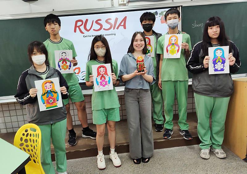 文化大學外籍生來自俄羅斯、越南、印尼與聖文森等國，走入北投國中與學生互動，帶領國中生認識世界各國文化，拓展國際視野。