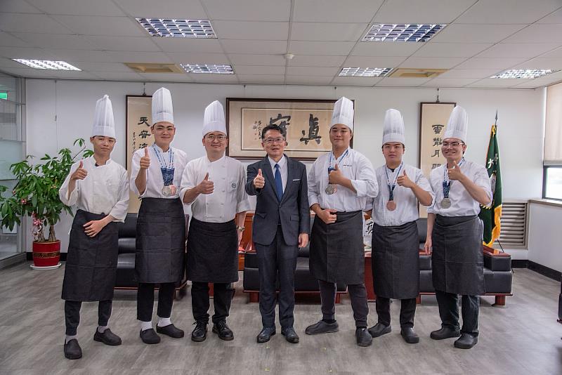 嘉藥校長張翊峰十分肯定餐旅系西餐廚藝隊的優異表現