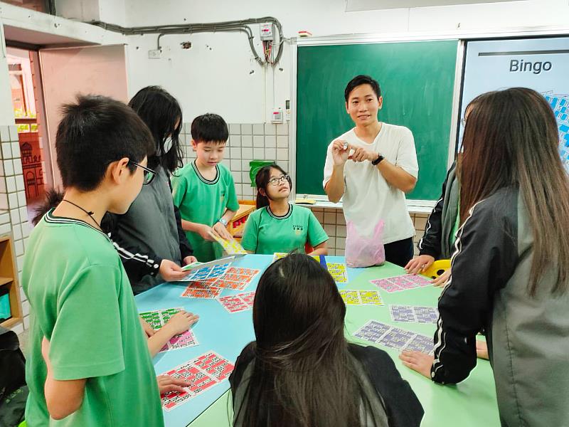 文化大學攜手北投國中推出「國際多元文化社團」，深受學生喜愛，課堂氣氛熱烈、學習成果豐碩。
