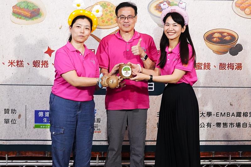 躍榕盟交接典禮　在黃宇翔院長（中）監交下　第九屆社長吳玥蓉（左）將棒子交給第十屆社長辜素真（右）