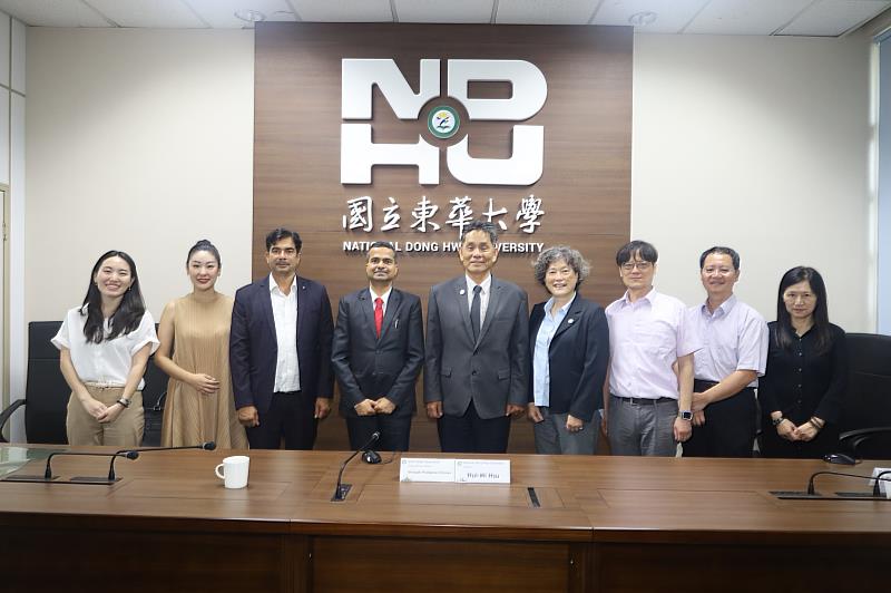 印度台北協會代表團與東華大學徐輝明校長會談交流後合照。
