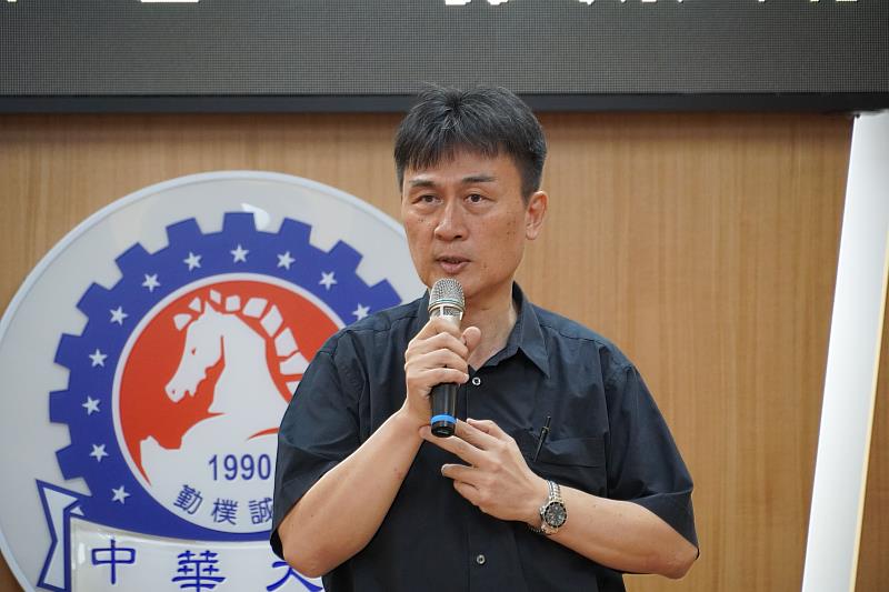 中華大學學務長閻克勤勉勵同學們勇敢面對挑戰，帶回屬於自己的感動與成長。