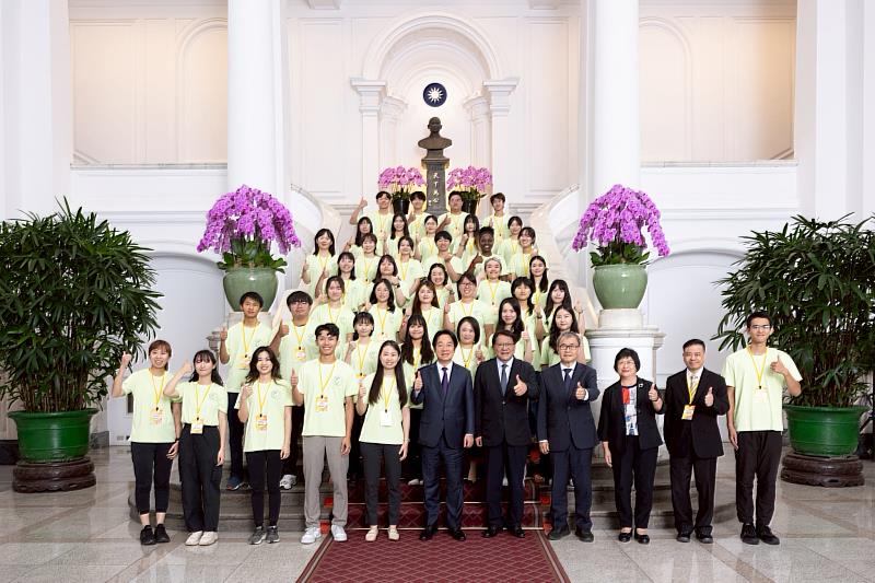 中華大學國際志工團團長林育姍(6排右2)日前代表中華大學國際志工團獲總統賴清德接見勉勵。（總統府提供）