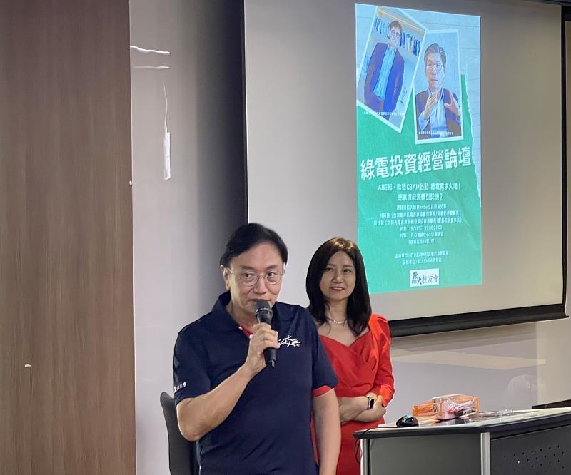 政大EMBA校友會理事長戴治中代表致詞。