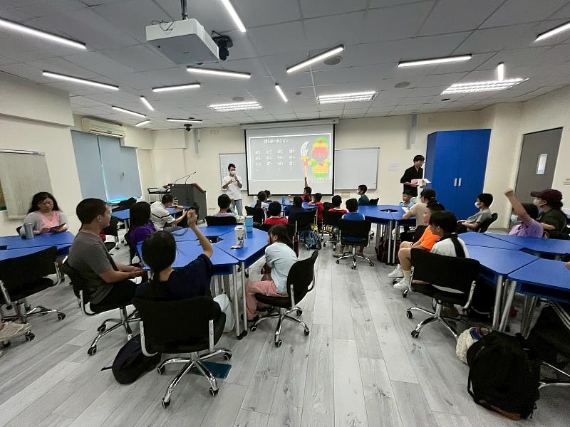 行天宮傳世銘言「讀好書，說好話，行好事，做好人」，學生踴躍發表心得。