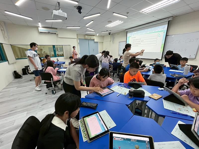 師培生引導學生透過因材網學習平台與平板操作學習ESG教育。