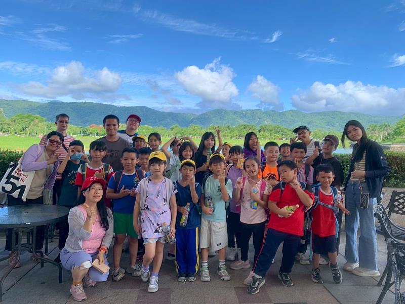 月眉國小營隊在東華大學校園留影。