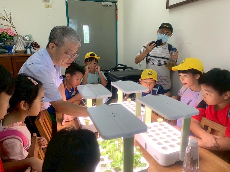 潘文福院長向學生介紹魚菜共生之育苗原理。