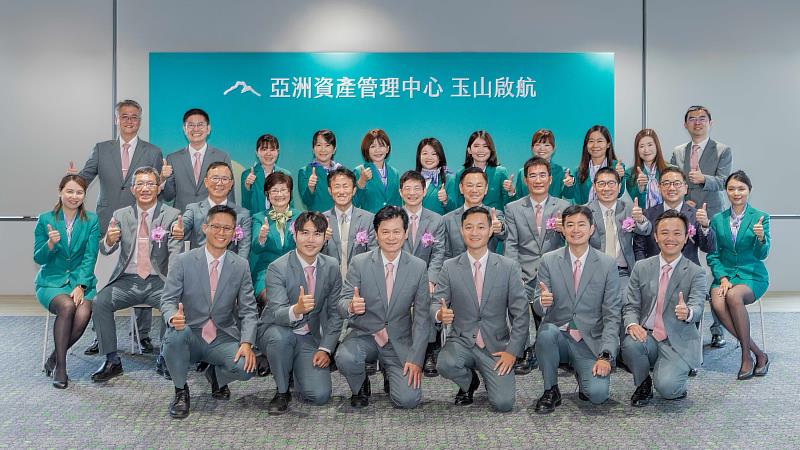 圖說2:玉山銀行亞洲資產管理中心啟航,玉山金控黃男州董事長(二排中) 、陳茂欽總經理(二排左五)、玉山銀行私銀暨財管總處張綸宇資深副總(二排右五)、玉山證券陳烜台總經理(二排右三)等人共同合影。