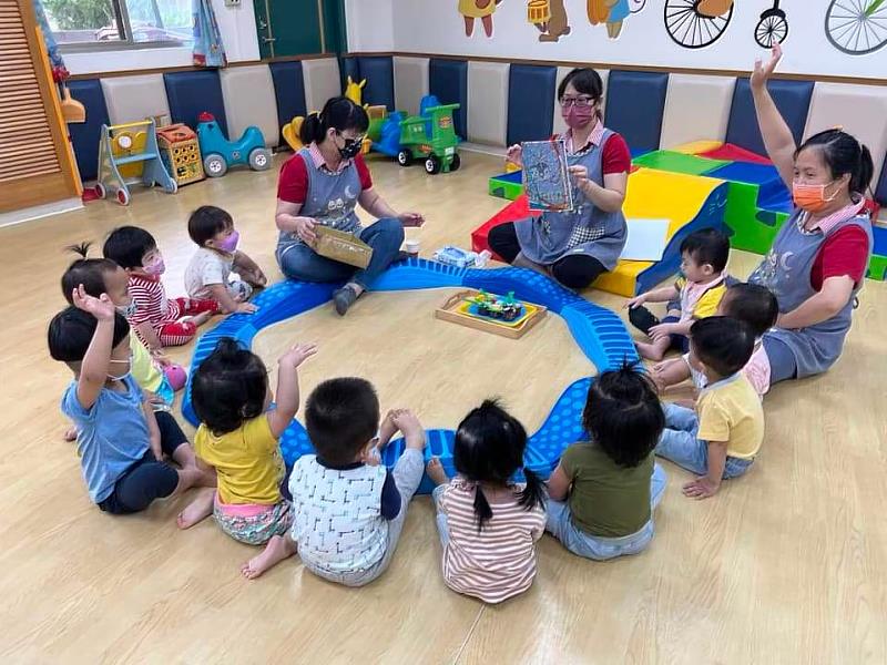 圖3、大仁科技大學委辦和平公設民營托嬰中心，老師引導寶寶遊戲中學習