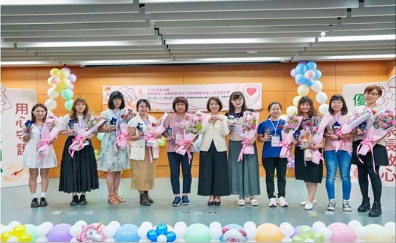 圖2、大仁科技大學委辦屏東縣居家托育服務中心辦理113年屏東縣優質托育、母嬰照顧及兒少福利機構專業人員表揚活動，由屏東縣長頒獎，圓滿成功