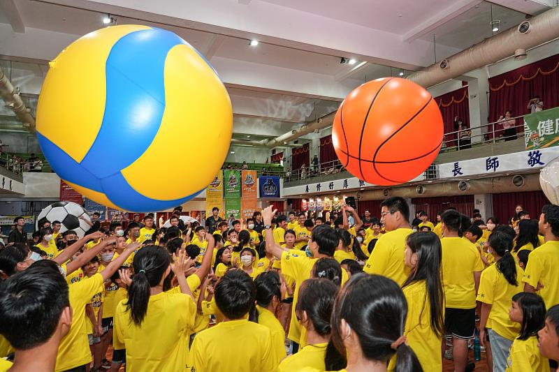 台電球類Fun電營今年暑假於全國9縣市展開棒、排、羽、足、籃五大球類夏令營，12場次共吸引3,600名學童爭搶報名。