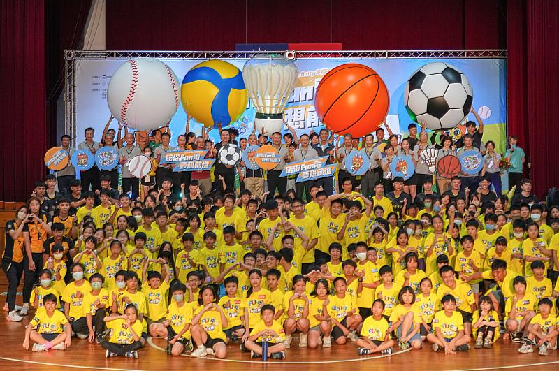 台電暑期限定活動「球類Fun電營」今日於新北市私立竹林高級中學正式起跑，由台電副總經理蔡志孟與台電工會理事長吳有彬、中華民國排球協會理事長龔建榮等貴賓，及現場近500位學童、家長共同為今年的活動揭開序幕。