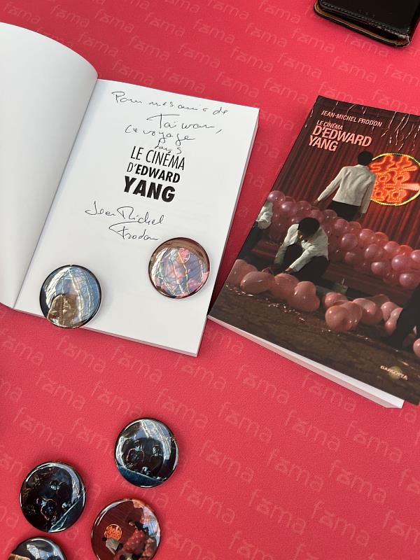 專書作者Jean-Michel Frodon題字「給臺灣的朋友們，祝你們在楊德昌的電影世界裡盡情遨遊」（巴文中心提供）