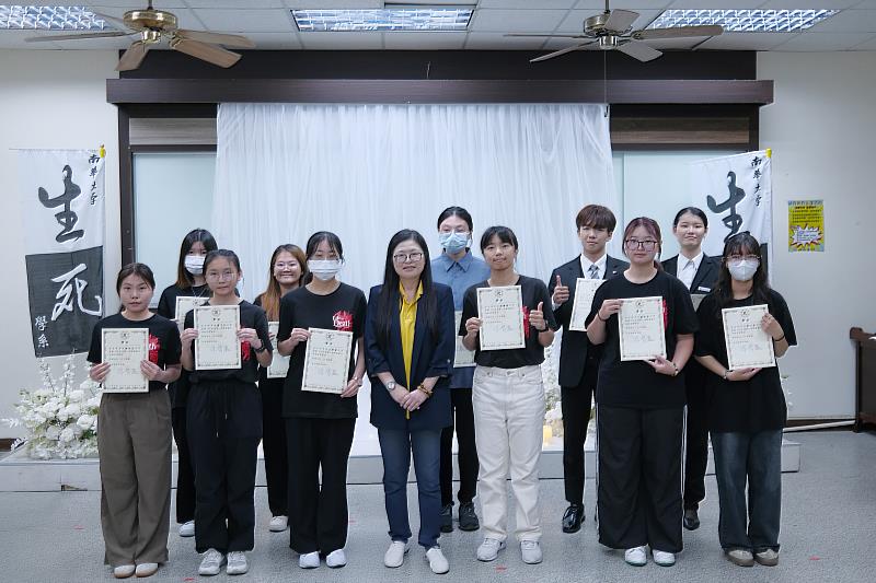 南華大學生死學系殯葬服務組舉辦職場見習與體驗成果發表會，龍巖慈善基金會梁建芸董事長(前排中)頒發「龍巖生命教育獎學金」。
