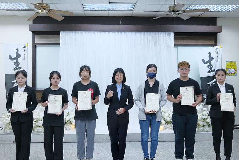 南華大學生死學系殯葬服務組舉辦職場見習與體驗成果發表會，楊子佛教禮儀林秋萍經理(中)頒發「楊子佛教禮儀獎學金」。