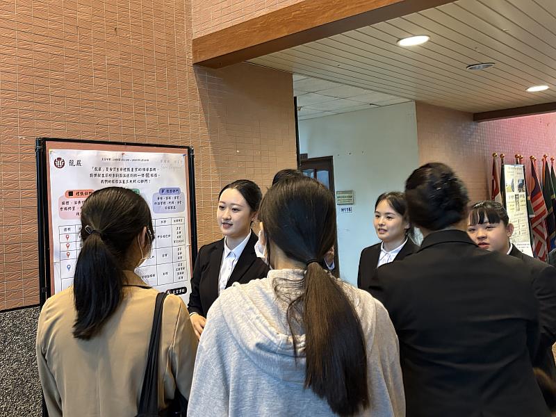 南華大學生死學系殯葬服務組舉辦職場見習與體驗成果發表會，以海報形式呈現實習成果，並與學弟妹分享經驗，介紹見實習單位特色與職場所學。