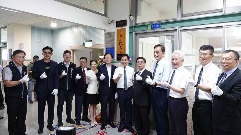 旅美校友賴正秋女士繼去年捐贈AI NB教室後,今年再度慷慨捐贈75組頂尖AI PC,紀念其母親賴江玉釵女士的無私大愛。