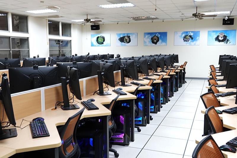 全新「玉釵AI PC教室」,導入AI加速卡技術,突破硬體限制,讓學生直接進行大型語言模型訓練,實踐「AI東海.生成未來」。