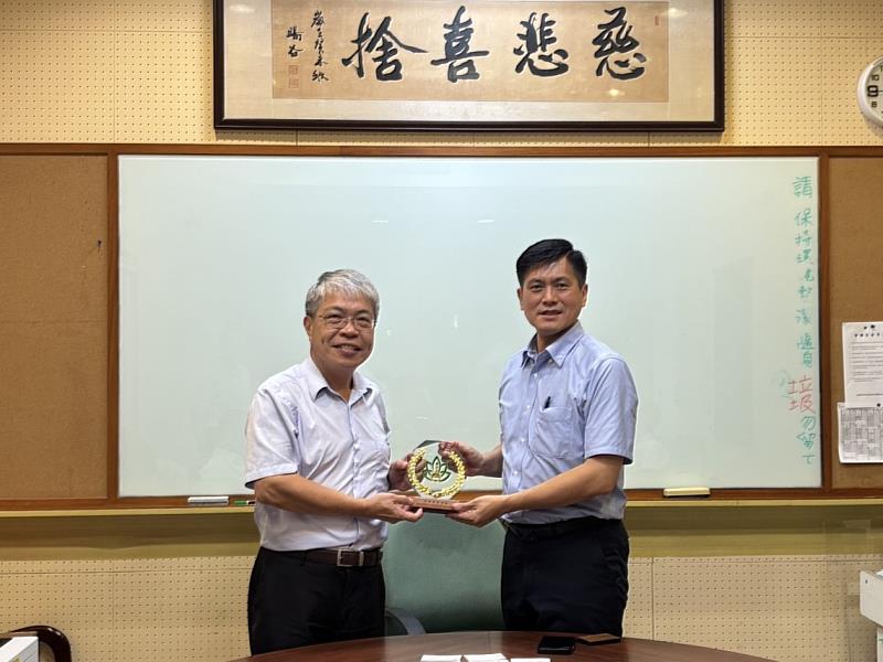 東華大學教育學院潘文福院長及宜蘭縣教育處陳金奇代理處長合影。