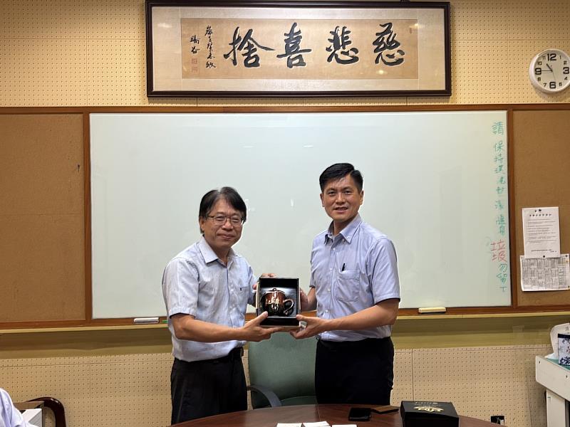 東華大學師培中心范熾文主任及宜蘭縣教育處陳金奇代理處長合影。