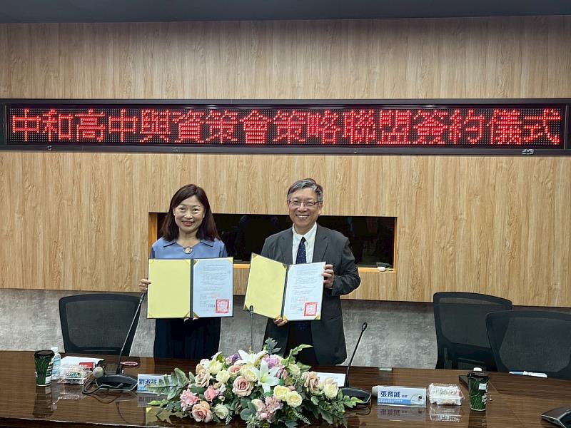 圖說：6月30日資策會數位教育研究所所長張育誠（右）與新北市立中和高中校長劉淑芬（左）進行策略聯盟簽約儀式，將啟動AI素養培育，推動AI教育向下扎根。
