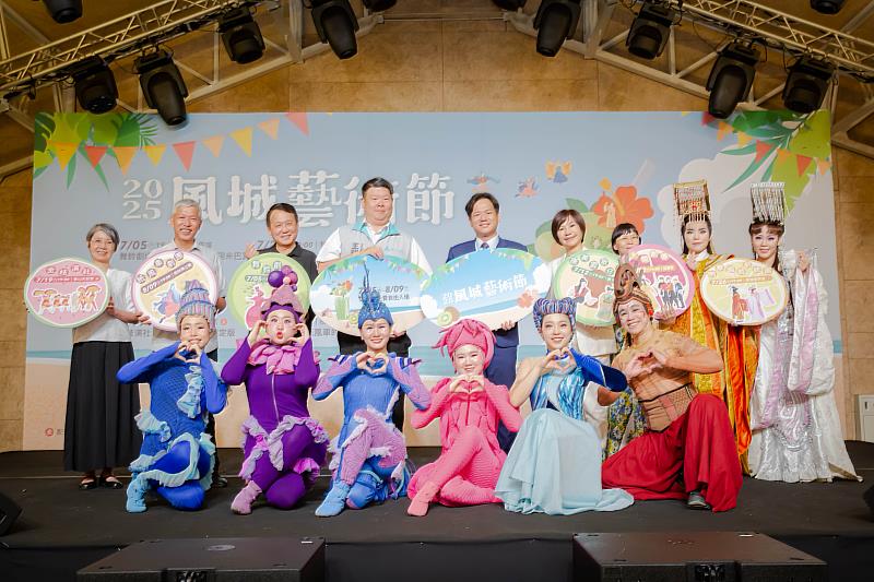 2025風城藝術節7/5起好戲輪番上場，邱臣遠代理市長與六組表演團隊式揭開活動序幕。