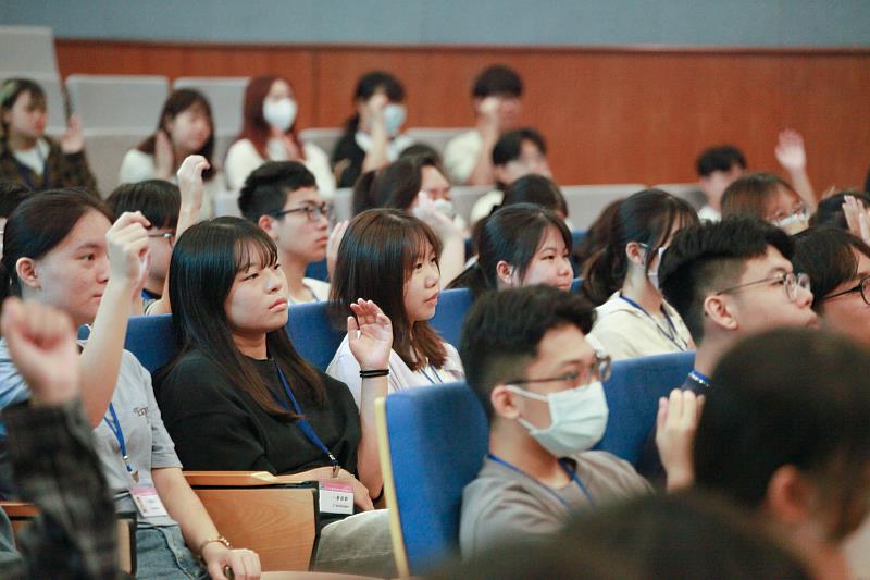 暑期工讀課程互動照片。