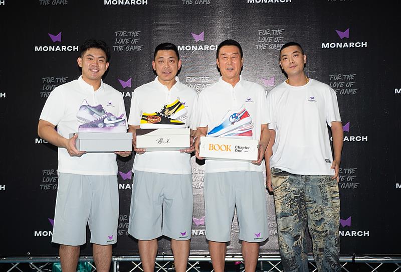 LJ Sneakers主理人洪維宏(右)特別為李忠熙(右二)、羅興樑(左二)與MONARCH品牌創辦人陳逸(左一)手繪三雙專屬球鞋，向三位長年推動台灣籃球發展的熱血份子致敬。