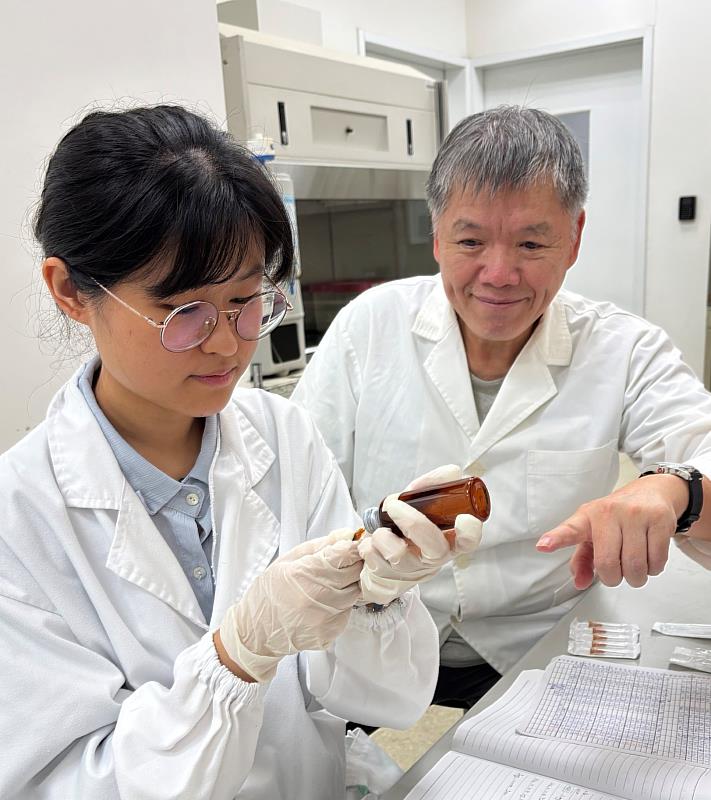 亞大心理系林郁珺同學(左),由廖瑞銘老師(右)指導進行心理藥理學實驗。此次她獲「113年大專生研究計畫」創作獎。
