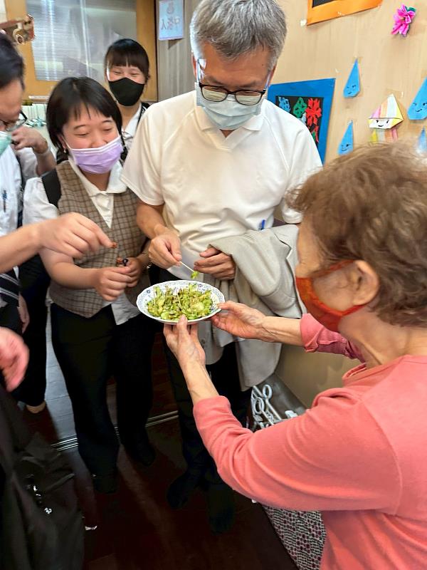 中臺科大長照碩士學位學程參訪日本神奈川葵照護機構與長輩互動愉快