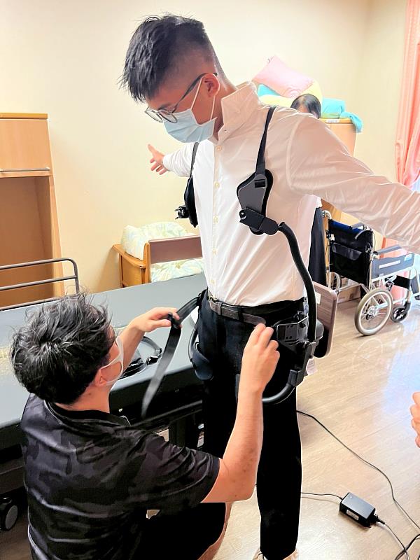 日本東京特別養護老人ホーム 新とみ提供輔具減少照顧服務人員因提供臥床老人搬動服務時所可能造成自身的傷害