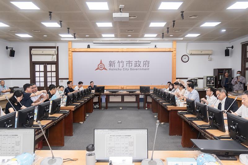 新竹市政府今(1)日召開本週市務會議，從多面向盤點政策執行效益，落實「宜居永續」藍圖